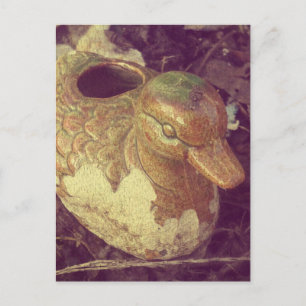 Carte Postale Petit canard à tarte en verre assis dans un jardin