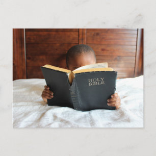 Carte Postale Petit lecteur de la Sainte Bible