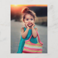 Petite fille avec sac à main rayé