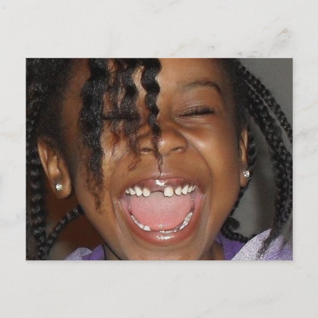 Carte Postale Petite fille souriant largement avec des dents man (Devant)