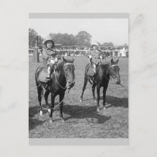 Carte Postale Petites filles à cheval, début 1900