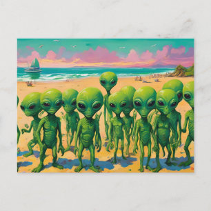 Carte Postale petits aliens verts sur une plage
