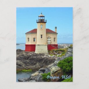 Carte postale phare coloré et paysage océanique
