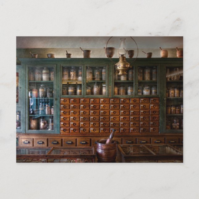 Carte Postale Pharmacie - Juste derrière le comptoir (Devant)