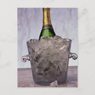 Carte Postale Photo de Champagne dans un seau de glace en verre