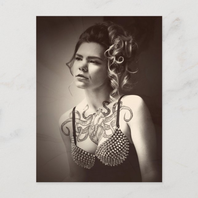 Carte Postale Photo de fille avec tatouage de poulpe sur le cœur (Devant)