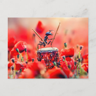 Carte Postale Photo-realistic Ant Playing Drums dans un champ de