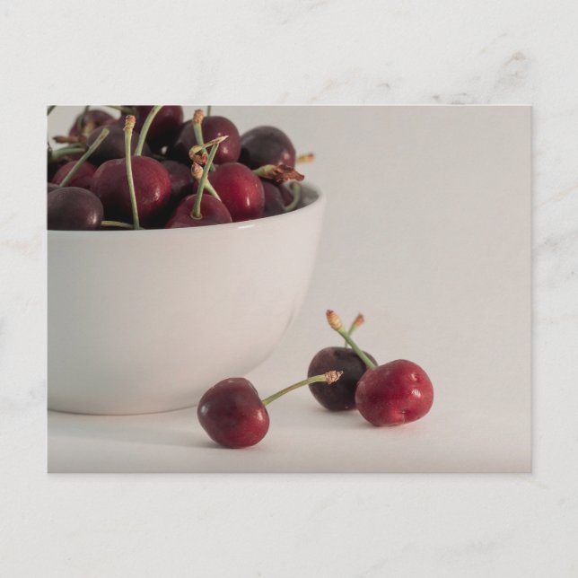 Carte Postale Photo Rouge Fraîche De Cerises Dans Les Tons Mutés (Devant)