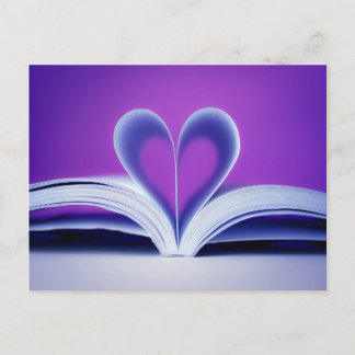 Carte Postale Photographie de coeur de livre