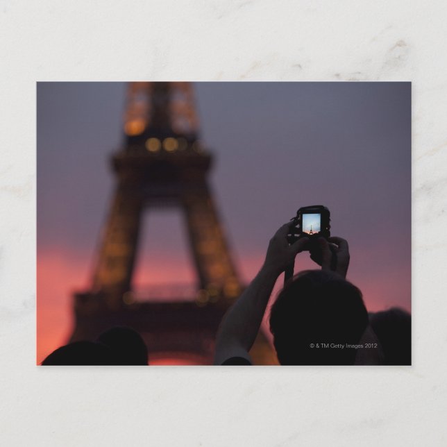 Carte Postale Photographier la Tour Eiffel avec un smartphone (Devant)