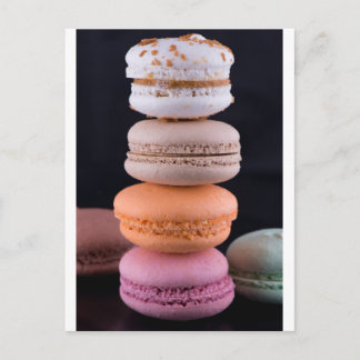 Carte Postale Pile coloré de macarons français
