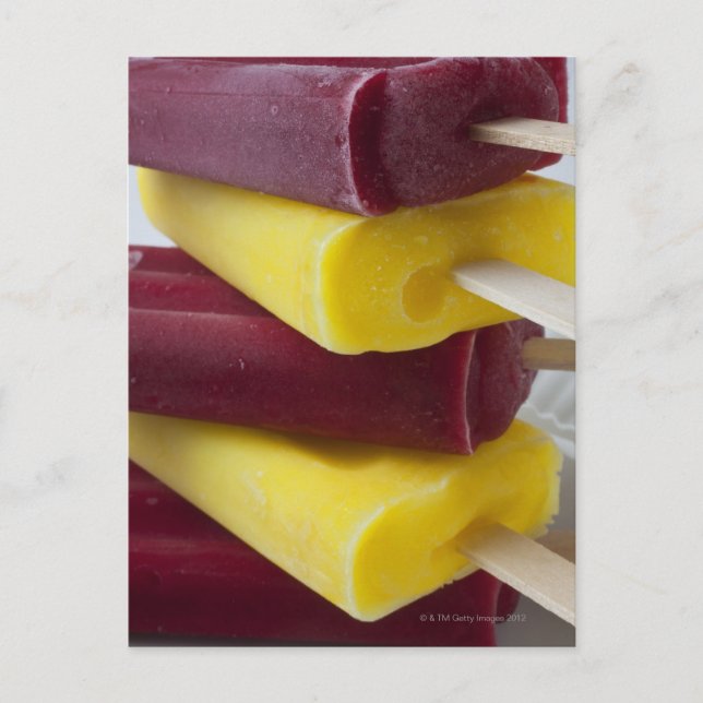 Carte Postale Pile de glaçons surgelés, crème glacée sur un bâto (Devant)