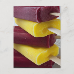 Carte Postale Pile de glaçons surgelés, crème glacée sur un bâto