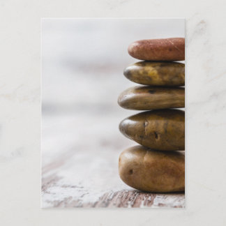 Carte Postale Pile de pierres de couleur foncée sur l'arrière -