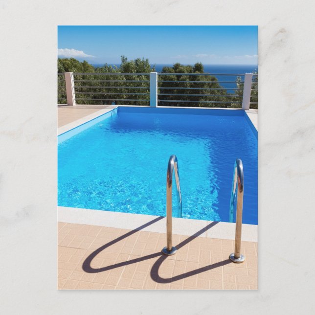 Carte Postale Piscine bleue avec escaliers en mer (Devant)
