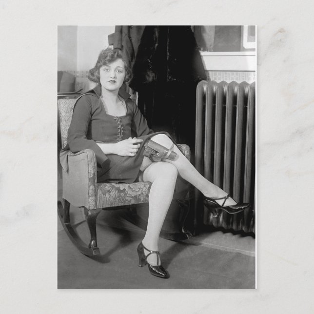 Carte Postale Pistol caché dans Garter, 1922 (Devant)