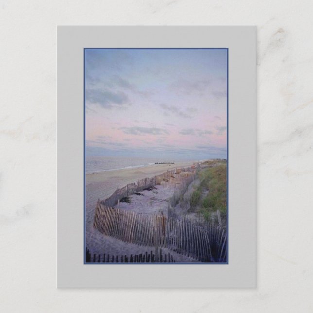Carte postale 'Plage avec clôture et dunes à l'aub (Devant)