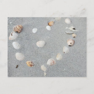 Carte Postale Plage avec Coeur faite de coquillages.