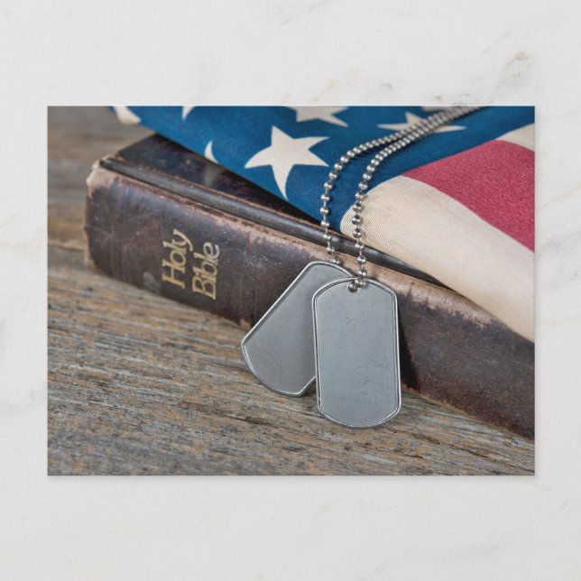 Carte Postale Plaques d'identité militaire sur une Bible avec dr (Devant)
