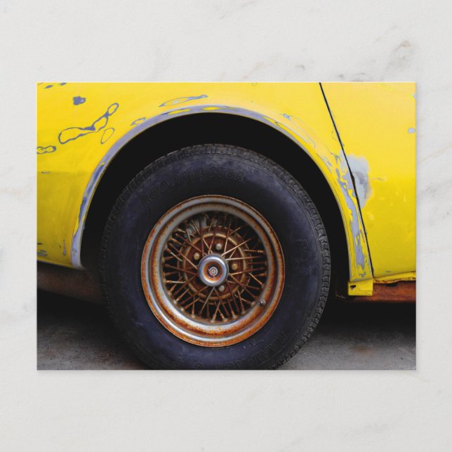 Carte Postale Pneu rouillé, Peeling Yellow Peint Voiture (Devant)