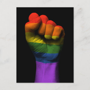 Carte Postale Poing serré levé avec drapeau arc-en-ciel Gay prid