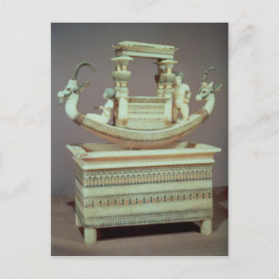 Carte Postale Poitrine avec bateau décoré de deux têtes