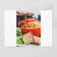 Poivrons farcis au four avec sauce à la viande et