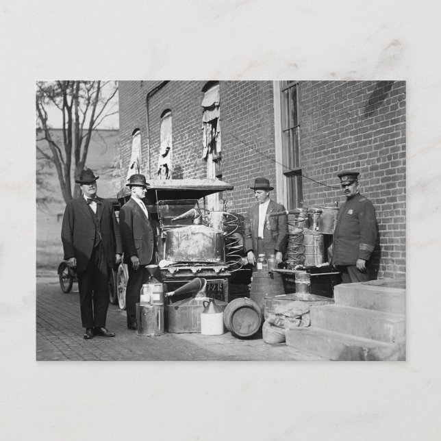 Carte Postale Police avec alambic confisqué, 1922 (Devant)