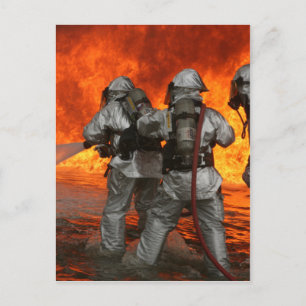 Carte Postale Pompiers en train de combattre un incendie