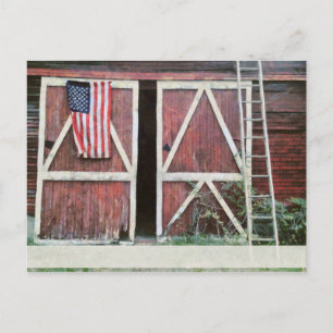 Carte Postale Portes de grange rouge antique avec drapeau et anc