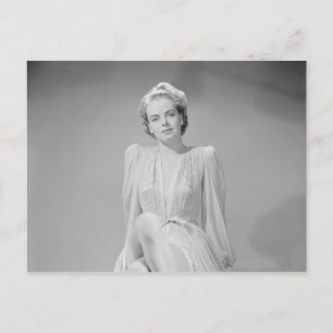 Carte Postale Portrait de studio d'une jeune femme en robe de nu