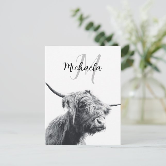 Carte Postale Portrait de vache Highland premier monogramme noir (Debout devant)