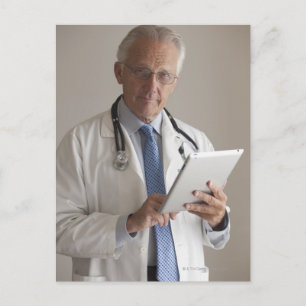Carte Postale Portrait d'un médecin tenant un numérique