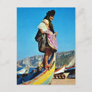 Carte Postale Portugal vintage, Nazare, fille sur un bateau de p