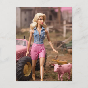 Carte Postale poupée blonde sur une ferme post-apocalyptique