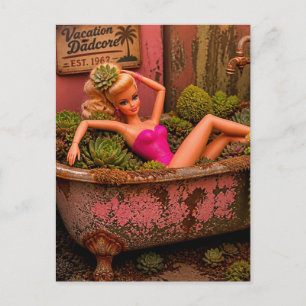 Carte Postale Poupée drôle dans une baignoire de plantes Amusant