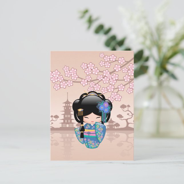 Carte Postale Poupée Keiko Kokeshi - Blue Kimono Geisha Girl (Debout devant)