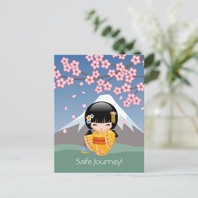Carte Postale Poupée Kokeshi été - Kimono Jaune Voyage sécuritai (Debout devant)