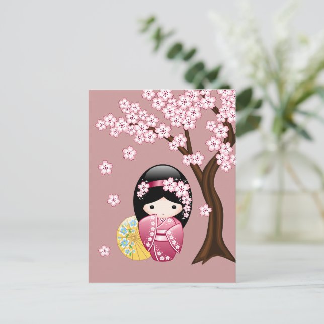 Carte Postale Poupée Kokeshi Printemps - Jolie Geisha Vous Manqu (Debout devant)