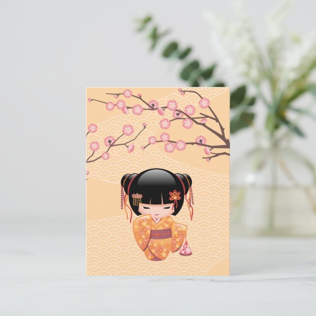 Carte Postale Poupée Kokeshi Ume - Fille Geisha du Japon aux fle (Debout devant)