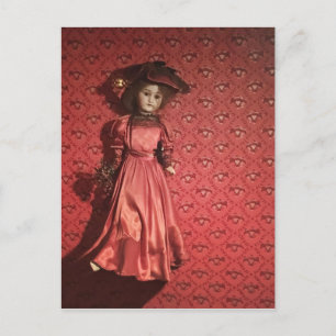 Carte Postale poupée sur un mur