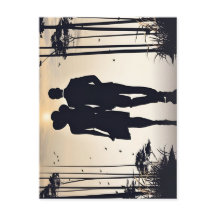 Promenade au coucher du soleil du couple en silhou