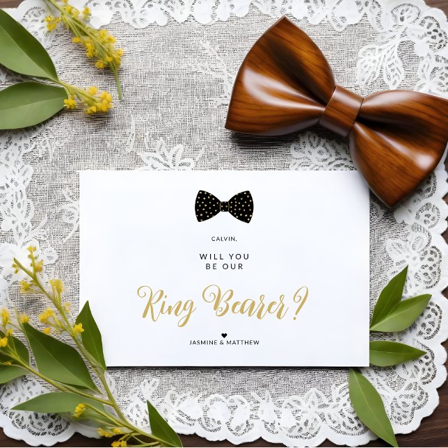 Carte Postale Proposition du Mariage de la ceinture Vintage de c (Cute Black & Faux Gold Polka Dots Vintage Bow Tie Ring Bearer Wedding Proposal Postcard.)