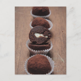 Carte Postale Rangée de truffes de chocolat sur bois