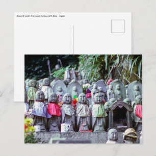 Carte Postale Rangs de petites statues de moines Jizo avec des b