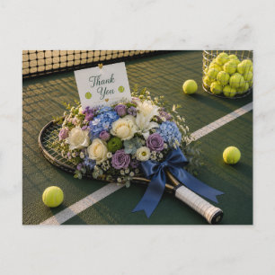 Carte Postale Raquette de tennis et fleurs sur le court
