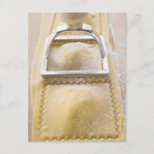 Carte Postale Ravioli avec découpe de pâte, gros plan