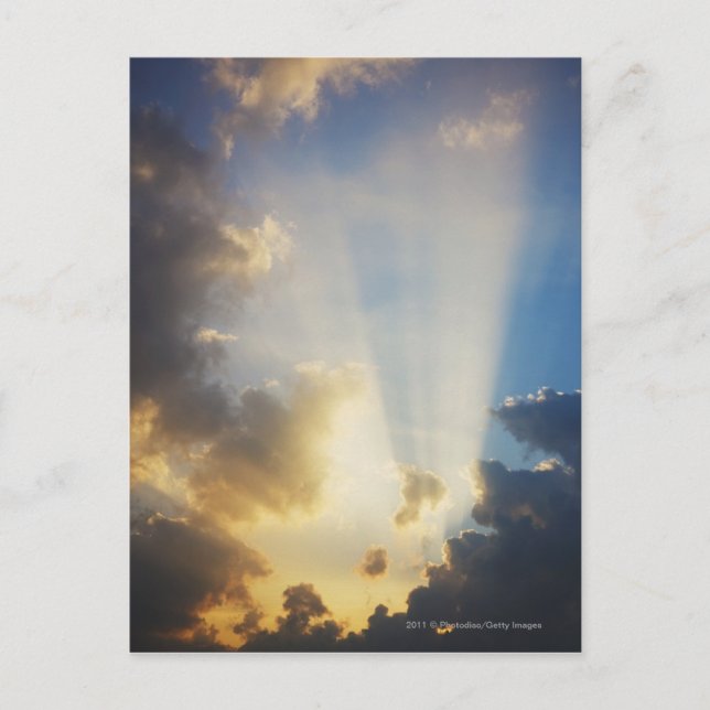 Carte Postale Rayons de lumière brillant à travers les nuages (Devant)