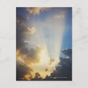 Carte Postale Rayons de lumière brillant à travers les nuages
