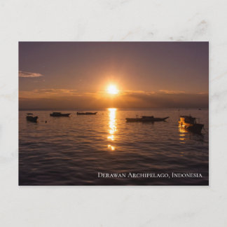 Carte Postale Rayons de soleil couchant bateaux flottants mer cr